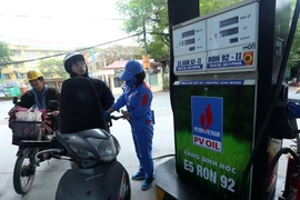 Bán xăng sinh học E5 tại cửa hàng xăng dầu của PVOIL phố Thái Thịnh, quận Đống Đa, Hà Nội. (Ảnh: Huy Hùng/TTXVN)