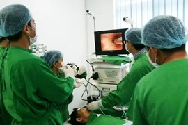 Các bác sỹ Bệnh viện Chợ Rẫy Phnom Pênh thực hiện phẫu thuật nội soi tai mũi họng cho bệnh nhân Campuchia. (Ảnh: TTXVN)