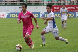 Một pha tranh chấp bóng của cầu thủ hai đội. (Ảnh: Dư Toán/TTXVN)