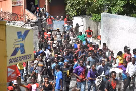 Quang cảnh cuộc biểu tình phản đối tăng giá nhiên liệu tại Delmas, gần Port-au-Prince, Haiti ngày 8/7. (Nguồn: AFP/ TTXVN)