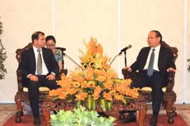Phó Bí thư Thường trực Thành ủy Thành phố Hồ Chí Minh Tất Thành Can tiếp ông Fernando Gonzalez Llort, Chủ tịch ICAP. (Ảnh: Xuân Khu/TTXVN)