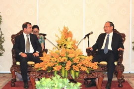 Phó Bí thư Thường trực Thành ủy Thành phố Hồ Chí Minh Tất Thành Can tiếp ông Fernando Gonzalez Llort, Chủ tịch ICAP. (Ảnh: Xuân Khu/TTXVN)