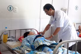 Bác sỹ kiểm tra sức khỏe cho bệnh nhân. (Ảnh minh họa: Xuân Triệu/TTXVN)
