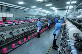 Dây chuyền sản xuất sợi tại Công ty trách nhiệm hữu hạn Dệt nhuộm Jasan Việt Nam vốn đầu tư của Trung Quốc tại khu công nghiệp Phố nối B, huyện Mỹ Hào, tỉnh Hưng Yên. (Ảnh: Phạm Kiên/TTXVN)