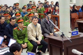 Bị cáo Trịnh Xuân Thanh và đồng phạm tại phiên tòa (chiều 15/1/2018). (Ảnh: An Đăng/TTXVN)