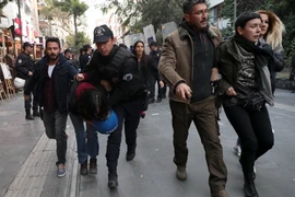 Cảnh sát Thổ Nhĩ Kỳ tham gia chiến dịch truy quét các đối tượng tình nghi khủng bố, tại Ankara. (Nguồn: AFP/TTXVN)