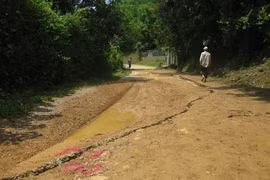Các vết nứt trên đoạn đường tại Km 3 đường tỉnh 445, xóm Máy Giấy, xã Dân Hạ huyện Kỳ Sơn. (Ảnh: Thanh Hải/TTXVN)