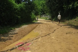 Các vết nứt trên đoạn đường tại Km 3 đường tỉnh 445, xóm Máy Giấy, xã Dân Hạ huyện Kỳ Sơn. (Ảnh: Thanh Hải/TTXVN)