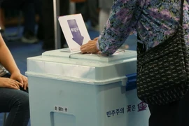 Cử tri bỏ phiếu trong cuộc bầu cử địa phương tại một điểm bầu cử ở Seoul, Hàn Quốc ngày 13/6. (Nguồn: THX/TTXVN)