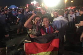 Cổ động viên Đức chụp ảnh cùng phóng viên TTXVN. (Nguồn: Vietnam