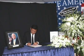 Ông Huỳnh Cách Mạng, Phó Chủ tịch Ủy ban nhân dân Thành phố Hồ Chí Minh ghi sổ tang Thượng Nghị sỹ Hoa Kỳ John Sidney McCain. (Ảnh: Xuân Khu/TTXVN)