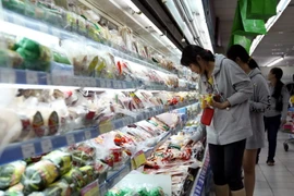 Người tiêu dùng mua sắm tại hệ thống siêu thị Saigon Co.op. (Ảnh: Thanh Vũ/TTXVN)