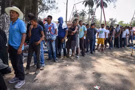 Người di cư thuộc các quốc gia vùng Trung Mỹ chờ nhận lương thực cứu trợ tại Matias Romero, bang Oaxaca, Mexico ngày 2/4. (Nguồn: AFP/TTXVN)