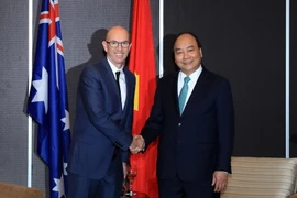 Thủ tướng Nguyễn Xuân Phúc tiếp ông Stuart Giles, Chủ tịch Tập đoàn y tế ICON. (Ảnh: Thống Nhất/TTXVN)