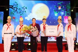 Chủ tịch Quốc hội Nguyễn Thị Kim Ngân tặng quà Trung Thu cho các cháu thiếu nhi tại đêm hội. (Ảnh: Trọng Đức/TTXVN)