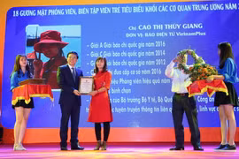 Phóng viên Cao Thị Thùy Giang của Báo điện tử VietnamPlus được tuyên dương. (Ảnh: Thành Đạt/TTXVN)