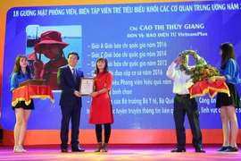Phóng viên Cao Thị Thùy Giang của Báo điện tử VietnamPlus được tuyên dương. (Ảnh: Thành Đạt/TTXVN)