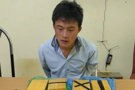 Đối tượng Vàng A Panh cùng tang vật tại cơ quan điều tra. (Ảnh: TTXVN phát)