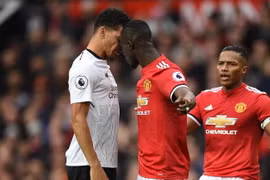 Eric Bailly (giữa) và Dominic Solanke (trái). (Nguồn: AFP)