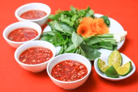 Ăn tiết canh lợn dịp Tết, một bệnh nhân phải nhập viện cấp cứu