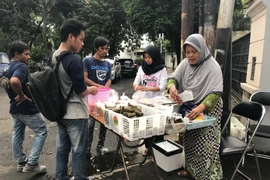 Các điểm bán đồ ăn trong khu dân cư phục vụ bữa tối sau một ngày nhịn ăn. (Ảnh: Đỗ Quyên/Vietnam+)