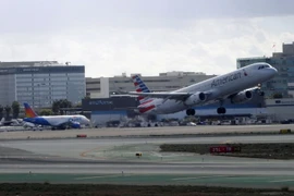 Máy bay của hãng hàng không American Airlines cất cánh từ sân bay quốc tế Los Angeles, Mỹ. (Nguồn: AFP/TTXVN)