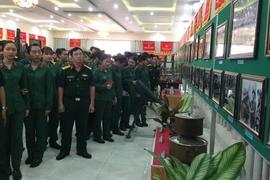 Cán bộ, chiến sỹ tham quan triển lãm. (Ảnh: Gia Thuận/TTXVN)