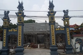Đình Lương Xá bị phá bỏ hoàn toàn, đang xây mới lại bằng bêtông. (Ảnh: Đinh Thuận/TTXVN)