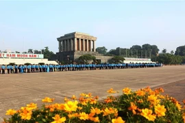 Vào Lăng viếng Bác. (Nguồn: TTXVN)