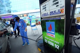 Bán xăng sinh học E5 tại cửa hàng xăng dầu của PVOIL phố Thái Thịnh, Quận Đống Đa, Hà Nội. (Ảnh: Huy Hùng/TTXVN)