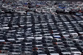 Ôtô tại một bãi đỗ xe ở Richmond, California, Mỹ. (Ảnh: AFP/TTXVN)