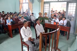 Hai nông dân tại phiên tòa sơ thẩm, (Ảnh: Nguyễn Thanh/TTXVN)