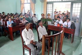 Hai nông dân tại phiên tòa sơ thẩm, (Ảnh: Nguyễn Thanh/TTXVN)