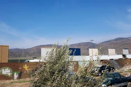Bức tường biên giới Mỹ-Mexico nhìn từ khu vực Tijuana, Mexico ngày 12/3. (Nguồn: THX/TTXVN)