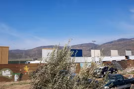 Bức tường biên giới Mỹ-Mexico nhìn từ khu vực Tijuana, Mexico ngày 12/3. (Nguồn: THX/TTXVN)