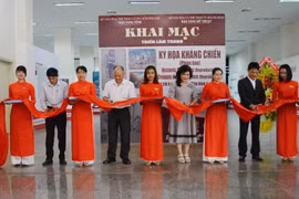 Cắt băng khai mạc triển lãm. (Ảnh: Tuấn Anh/TTXVN)