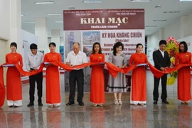 Cắt băng khai mạc triển lãm. (Ảnh: Tuấn Anh/TTXVN)