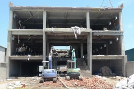 Hiện trường vụ sập giàn giáo làm 2 người thương vong. (Ảnh Công Luật/TTXVN)