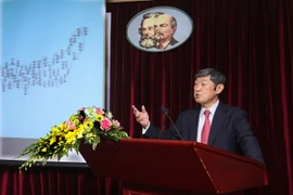 Giáo sư Shinichi Kitaoka, Chủ tịch Cơ quan Hợp tác Quốc tế Nhật Bản (JICA) thuyết trình. (Ảnh: Nguyễn Dân/TTXVN)
