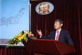 Giáo sư Shinichi Kitaoka, Chủ tịch Cơ quan Hợp tác Quốc tế Nhật Bản (JICA) thuyết trình. (Ảnh: Nguyễn Dân/TTXVN)