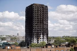 Tòa chung cư Grenfell Tower ở London bị thiêu rụi sau hỏa hoạn ngày 15/6/2017. (Nguồn: AFP/TTXVN)
