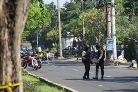Cảnh sát gác tại hiện trường vụ nổ bom ở Surabaya, Đông Java, Indonesia ngày 13/5. (Nguồn: THX/TTXVN)