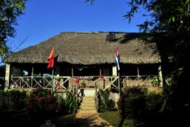 Nhà Việt Nam - địa điểm sinh hoạt cộng đồng của cả khu định cư. (Ảnh: Lê Hà/Vietnam+)