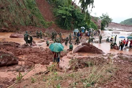 Các lực lượng quân đội và công an nỗ lực đào bới, tìm kiếm 4 nạn nhân bị mất tích tại khu vực sạt lở ở xã Noong Hẻo, huyện Sìn Hồ. (Ảnh: Quý Trung/TTXVN)