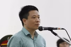 Bị cáo Hà Văn Thắm, nguyên Chủ tịch Hội đồng quản trị OceanBank trả lời các câu hỏi của Hội đồng xét xử. (Ảnh: Văn Điệp/TTXVN)