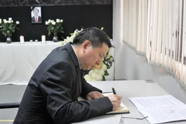 Phó Đặc phái viên Bộ Ngoại giao Trung Quốc tại Hong Kong Tống Như An ghi sổ tang. (Ảnh: Xuân Tuấn-Hoài Nam/Vietnam+)