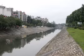 Sông Tô Lịch sau khi được cải tạo cảnh quan, giải tỏa các điểm lấn chiếm. (Ảnh: Hoàng Lâm/TTXVN)