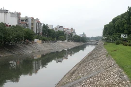 Sông Tô Lịch sau khi được cải tạo cảnh quan, giải tỏa các điểm lấn chiếm. (Ảnh: Hoàng Lâm/TTXVN)