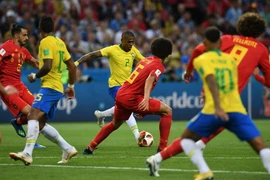 Tình huống tranh bóng giữa các cầu thủ Brazil và Bỉ. (Ảnh: THX/TTXVN)