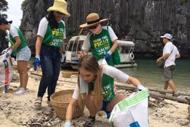 Tình nguyện viên thu gom rác, phao xốp tại một số hòn đảo thuộc Vịnh Hạ Long. (Ảnh: Vietnam+)